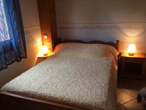 1 bedroom, iron/ironing board, WiFi, bed sheets - Gîte l'erablière – Apartment for 4 with Mountain Views (Hauteville)