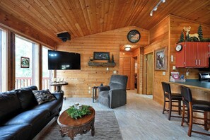 Smart TV - Charming 2-bedroom cabin on a private Lake near Stone Lake. (Stone Lake)