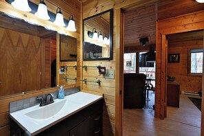 Interior - Charming 2-bedroom cabin on a private Lake near Stone Lake. (Stone Lake)
