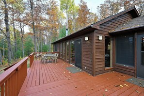Outdoor dining - Charming 2-bedroom cabin on a private Lake near Stone Lake. (Stone Lake)