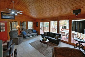 Smart TV - Charming 2-bedroom cabin on a private Lake near Stone Lake. (Stone Lake)