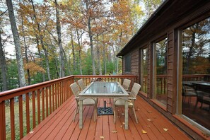 Outdoor dining - Charming 2-bedroom cabin on a private Lake near Stone Lake. (Stone Lake)