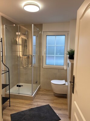 Dusche, Haartrockner, Handtücher, Seife