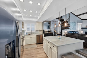 Fridge, microwave, oven, stovetop - 🌴 Gulf-Front Paradise Awaits in Indian Shores! 🌊 (Indian Shores)