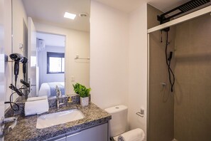 City Apartment | Bathroom | Shower, free toiletries, hair dryer, towels - Today Vila Olímpia (São Paulo)