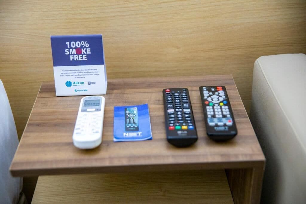 Cofres nos quartos, escrivaninha, espaço de trabalho para notebook