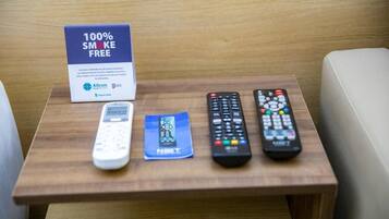 Caja de seguridad en la habitación y escritorio