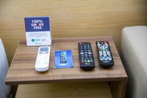 Caja de seguridad en la habitación y escritorio