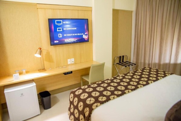 Caja de seguridad en la habitación y escritorio