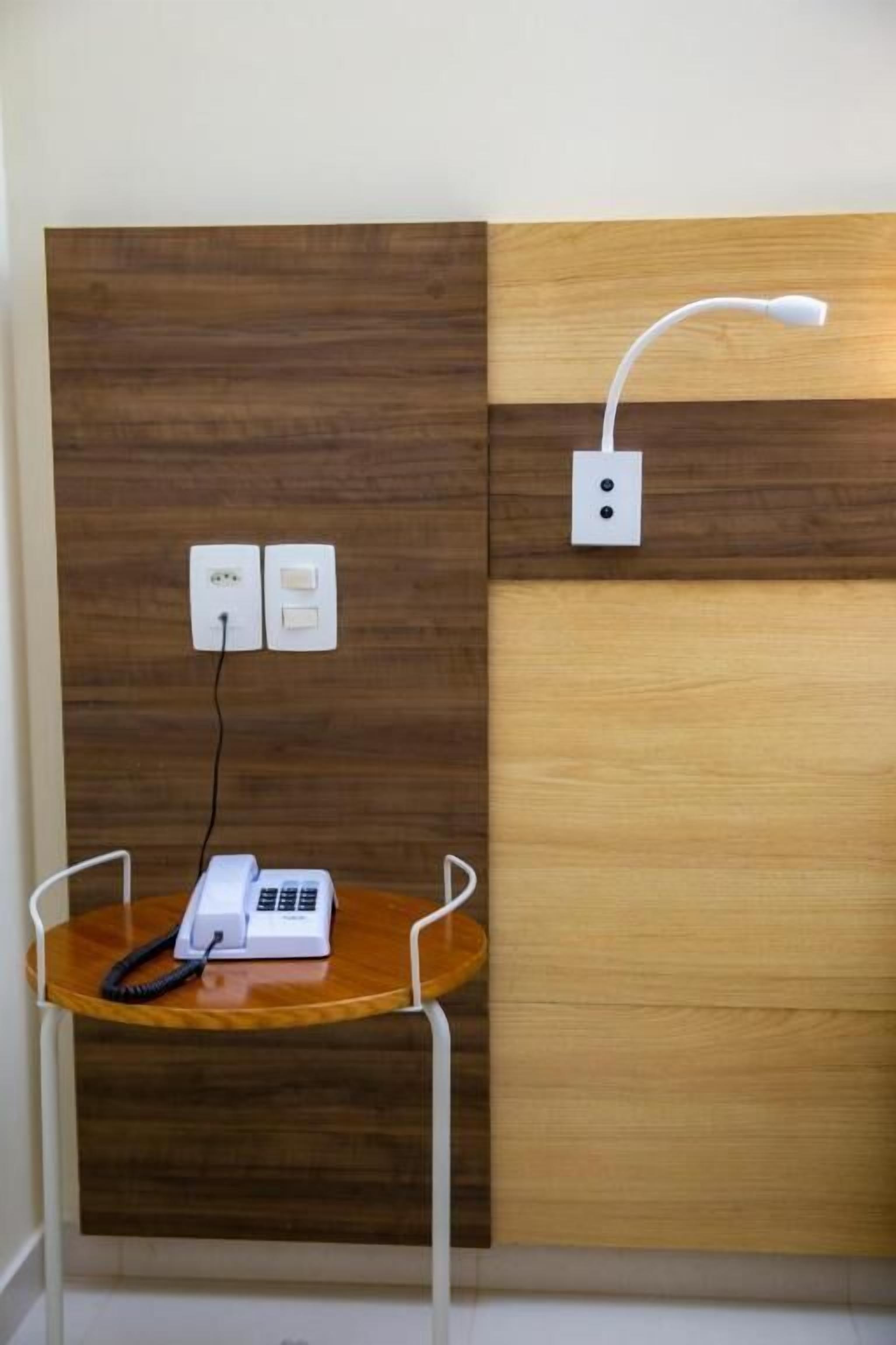 Cofres nos quartos, escrivaninha, espaço de trabalho para notebook