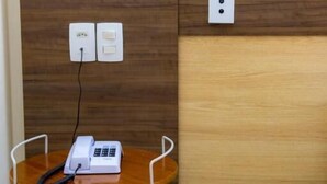 In-room safe, desk, laptop workspace, blackout curtains - House Inn Hotel (Anápolis)