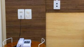 Caja de seguridad en la habitación y escritorio