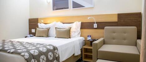 經濟雙人房 | 房內夾萬、書桌、手提電腦工作空間、遮光窗簾/窗簾