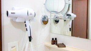 Shower, hair dryer, towels, soap - House Inn Hotel (Anápolis)