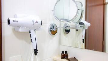 Regadera, secadora de cabello, toallas, jabón