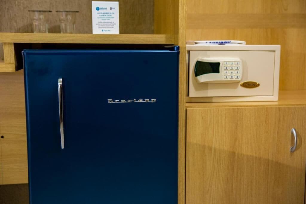 Quarto casal luxo | Cofres nos quartos, escrivaninha, espaço de trabalho para notebook