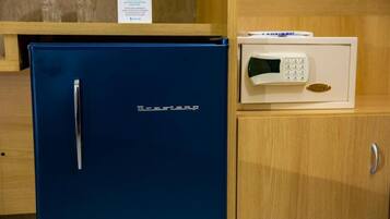 Habitación doble Deluxe | Caja de seguridad en la habitación y escritorio