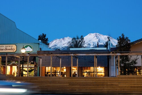Basecamp Lodge - Cabin 10