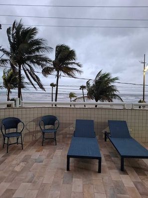 Terrace/patio - Beautiful beachfront apartment, right on the sand, 2 bedrooms, charcoal grill on the balcony. (Praia Grande)