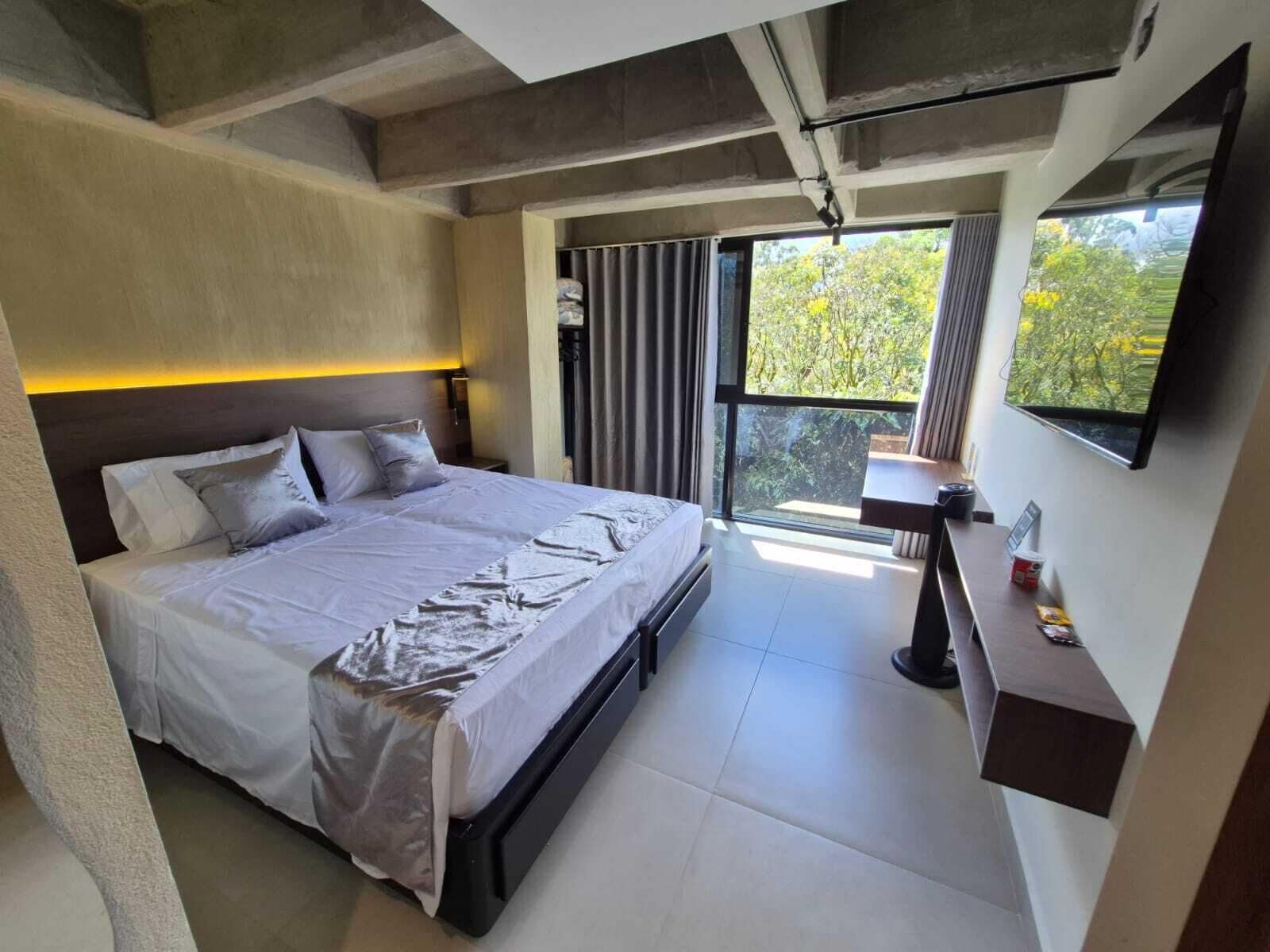 Suite (502) | Minibar, desk, laptop workspace, blackout drapes