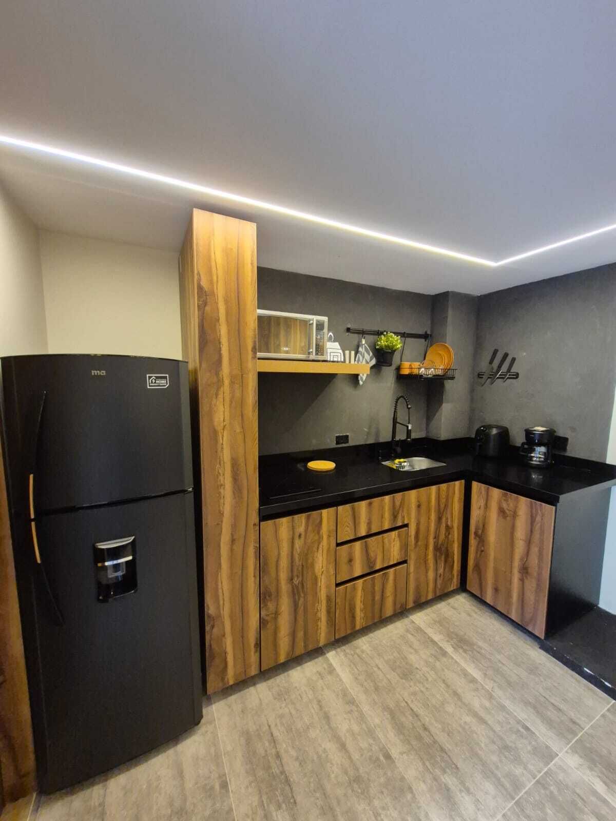 Suite (302) | Cuina privada | Frigorífic gran, microones, placa de cuina i cafetera i tetera 