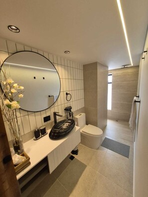 套房 (401) | 浴室 | 淋浴设施、毛巾、肥皂、洗发水