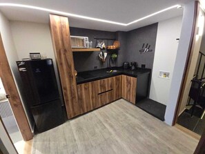 Phòng Suite (402) | Bếp riêng | Tủ lạnh, lò vi sóng, bếp nấu, dụng cụ pha cà phê/trà 