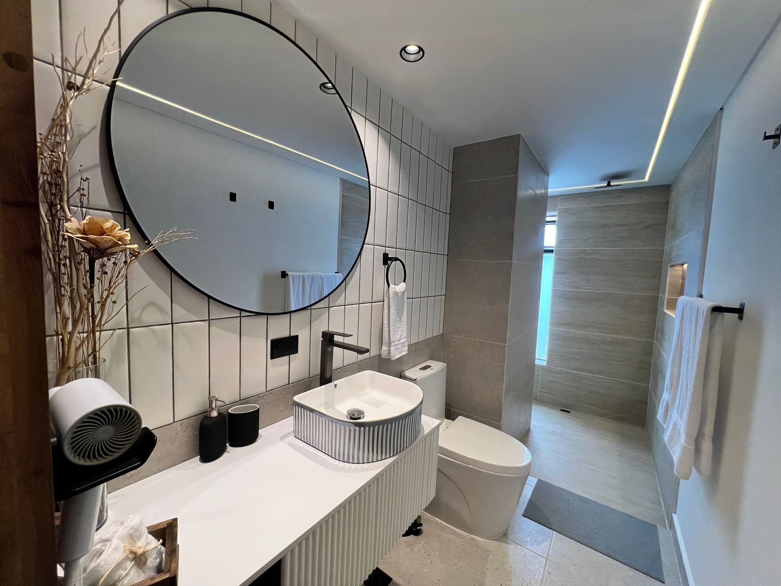 Suite (201) | Bathroom