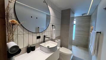 Suite (201) | Bathroom