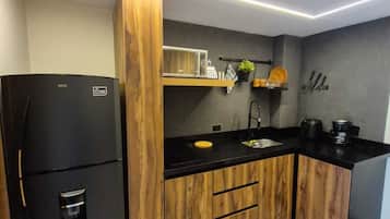 Suite (202) | Eget kjøkken | Kjøleskap, mikrobølgeovn, kokeplater og kaffetrakter/tekoker