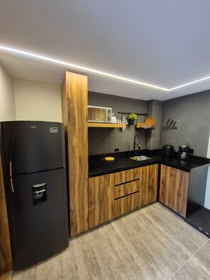 Suite (202) | Private kitchen | Full-size fridge, microwave, stovetop, coffee/tea maker - Mali Experience (Rionegro)