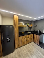 Refrigerador con freezer, microondas, placa de cocina, cafetera/tetera