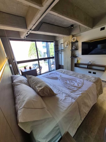 Minibar, escritorio y espacio para trabajar con laptop