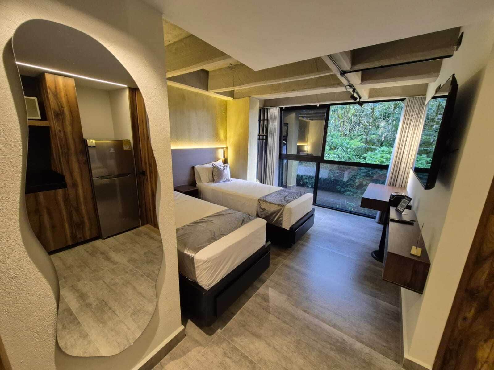 套房 (202) | 迷你吧、办公桌、笔记本电脑工作区、遮光窗帘