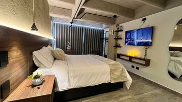 Phòng Suite (201) | Minibar, bàn, khu vực làm việc phù hợp cho laptop, màn/rèm cản sáng