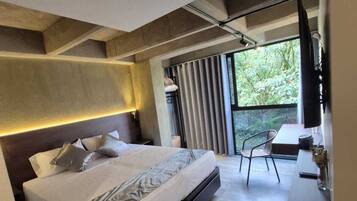 Phòng Suite (302) | Minibar, bàn, khu vực làm việc phù hợp cho laptop, màn/rèm cản sáng