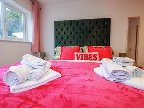 3 عدّة غرف نوم وبديكورات فريدة لكل غرفة وطراز فريد لكل وحدة