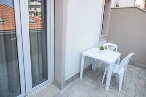 Outdoor dining - Lovely studio apartment with balcony ideal for couples/small households-close to the sea! (Rimini)