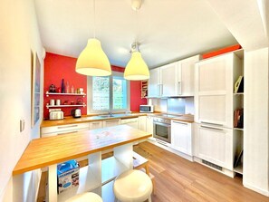 Fridge, microwave, oven, dishwasher - La Villa des Gardies, Medieval Charm (Vézénobres)