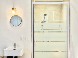 Shower, free toiletries, hair dryer, towels - La Villa des Gardies, Medieval Charm (Vézénobres)