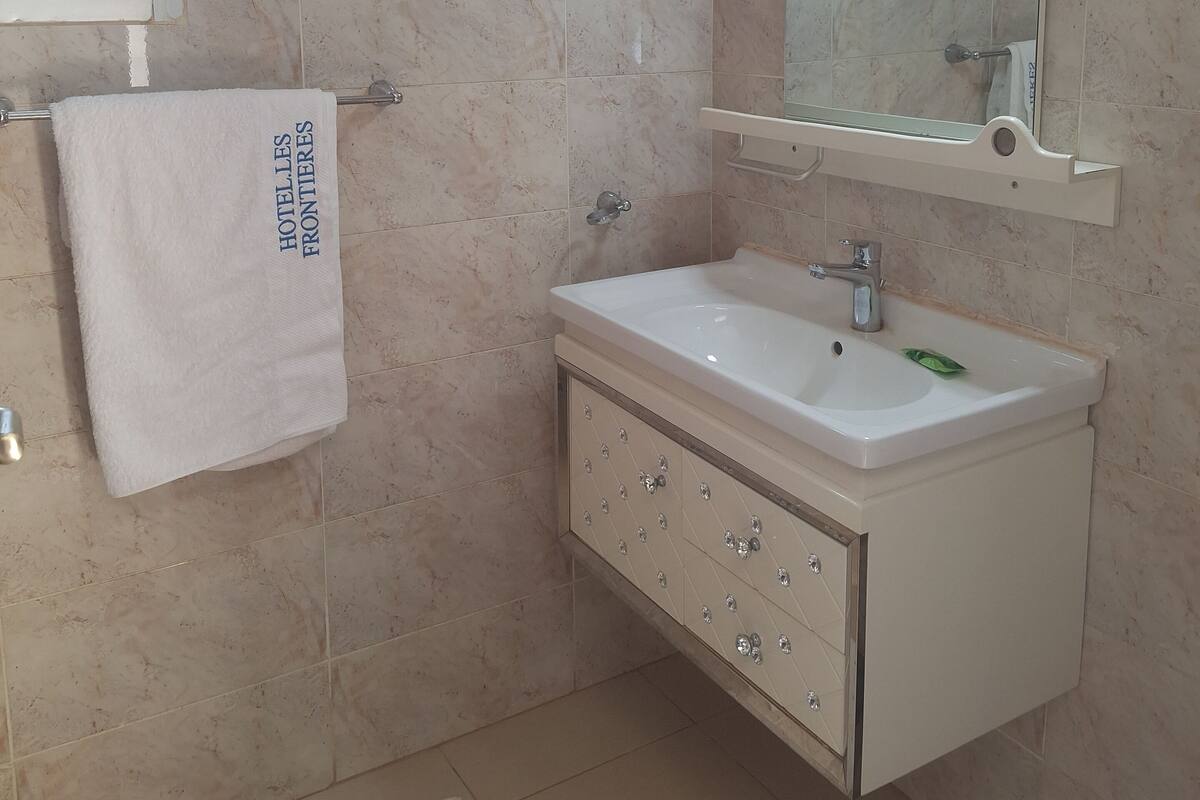 Senior Room | Desk, laptop workspace, free WiFi