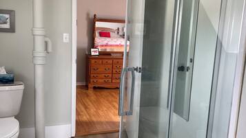 تجهيزات دش، مجففات شعر، مناشف، صابون