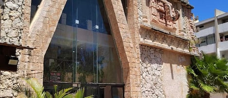 Vista frontal de la propiedad