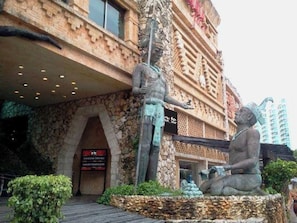 تفاصيل الفندق من الخارج