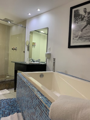 غرفة كلاسيكية | حمام | مناشف، صابون، شامبو، ورق حمّام