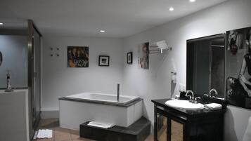 Kamar Double Klasik | Kamar mandi | Handuk, sabun, sampo, dan tisu toilet