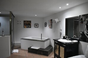 Classic Double Room | Bathroom | Hair dryer, towels