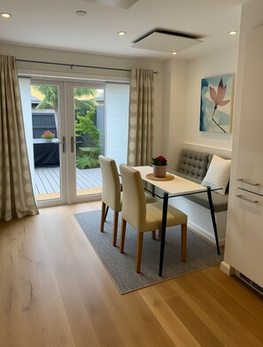 Dining - London 3 Bedroom Home - Private Garden, Free Parking, Near Tower of London! (London)