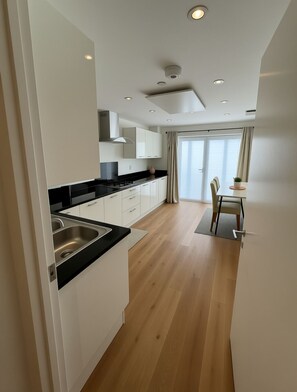 Fridge, microwave, oven, stovetop - London 3 Bedroom Home - Private Garden, Free Parking, Near Tower of London! (London)