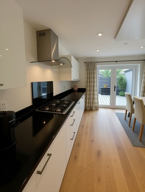 Fridge, microwave, oven, stovetop - London 3 Bedroom Home - Private Garden, Free Parking, Near Tower of London! (London)